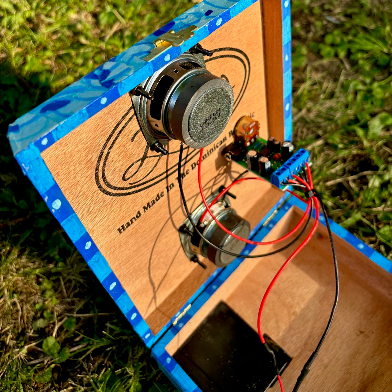folk art stereo speaker #2 (blue)